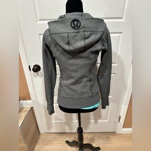 Gray lululemon scuba sz s has flaws check pic please